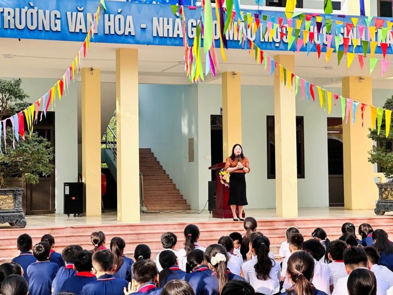 Sinh hoạt dưới cờ– gặp mặt, chúc mừng ngày phụ nữ việt nam 20/10